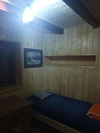 Хостелы Bacówka PTTK Jaworzec Ветлина Двухместный номер с 1 кроватью и общей ванной комнатой-1
